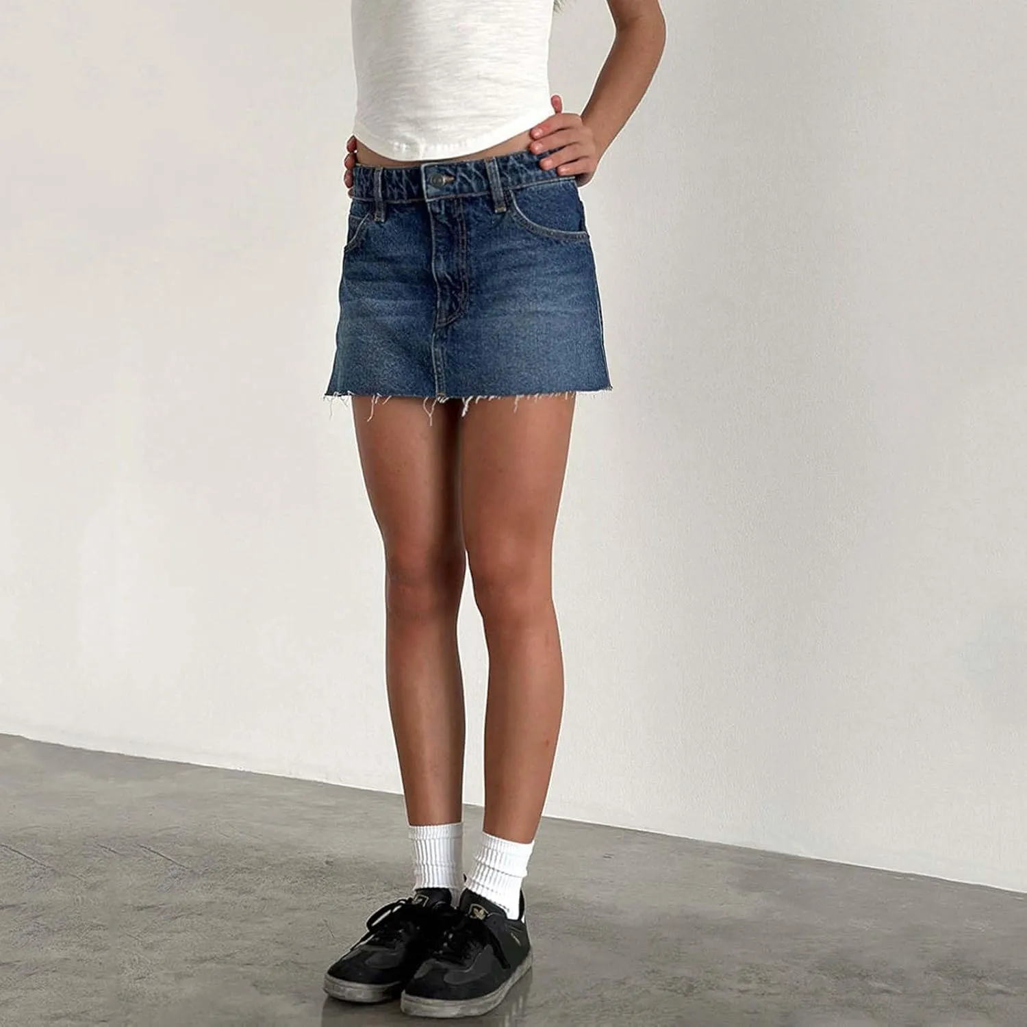 Women's Single Button Front Low Waist Raw Hem Plain Denim Mini Skirt with Pockets