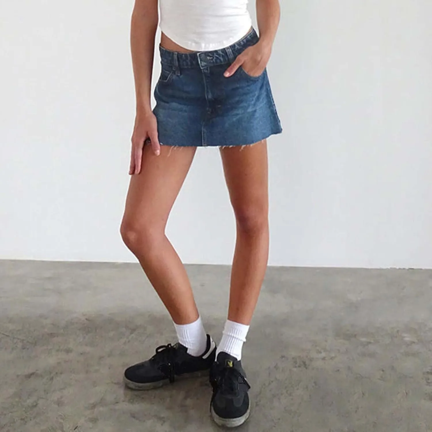 Women's Single Button Front Low Waist Raw Hem Plain Denim Mini Skirt with Pockets
